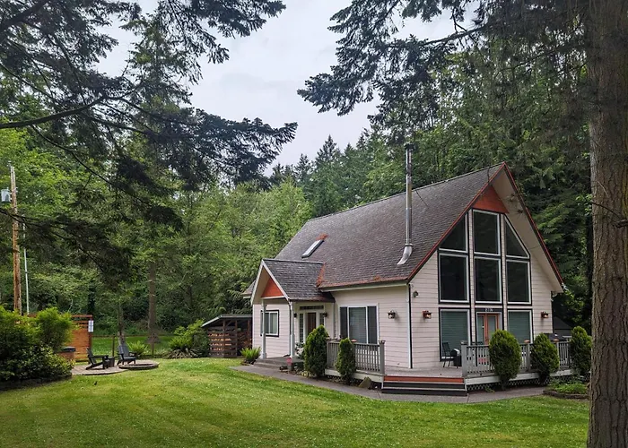 Fox Paws Luxury Cabin - Hot Tub, Fire Pit & Pines!