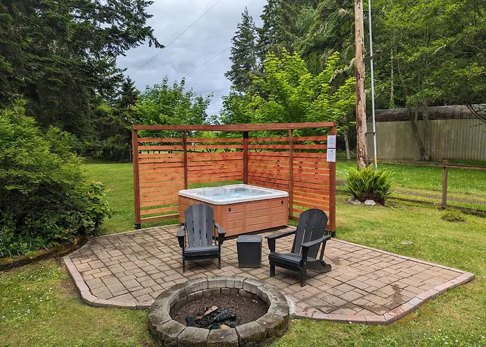 Fox Paws Luxury Cabin - Hot Tub, Fire Pit & Pines!