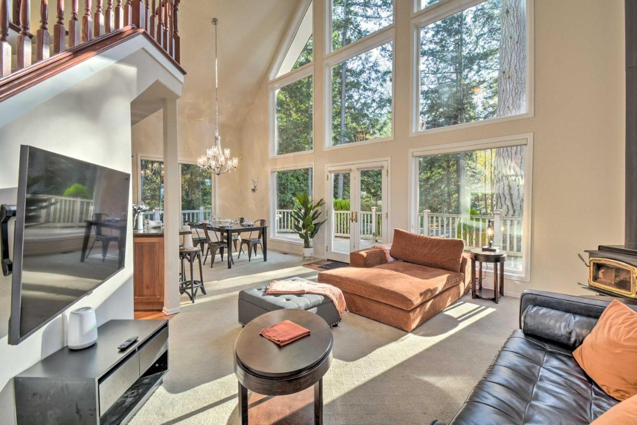 Fox Paws Luxury - Hot Tub, Fire Pit & Pines! Hansville
