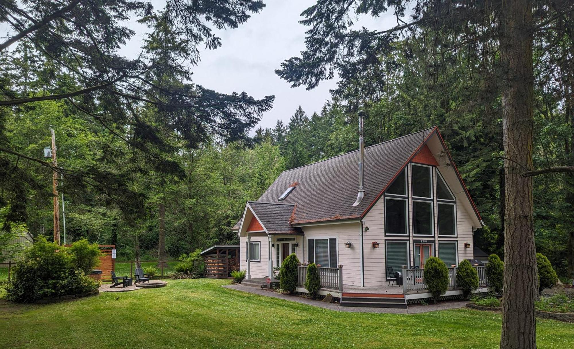 Fox Paws Luxury - Hot Tub, Fire Pit & Pines! * Hansville