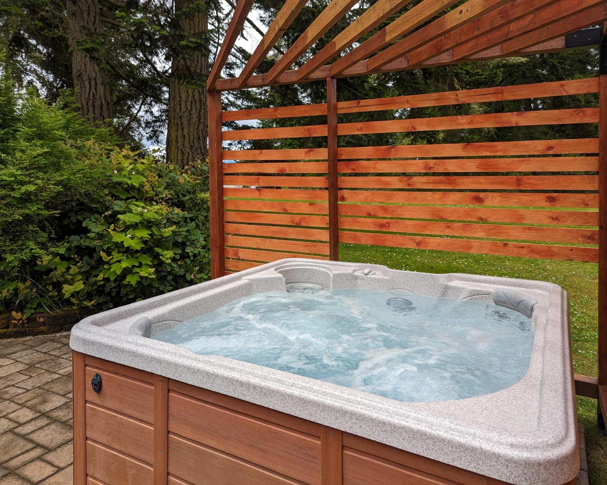 Fox Paws Luxury - Hot Tub, Fire Pit & Pines! Hansville